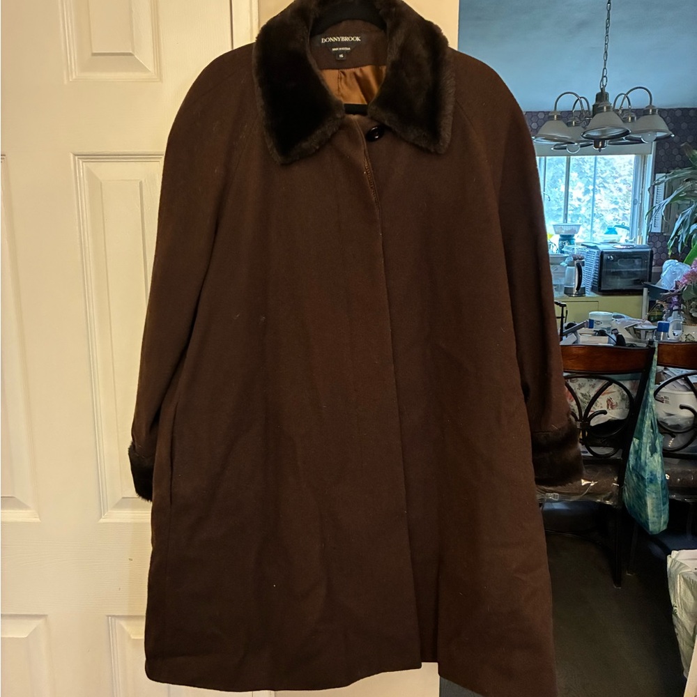 Elegant Brown Cape with Faux Fur Collar